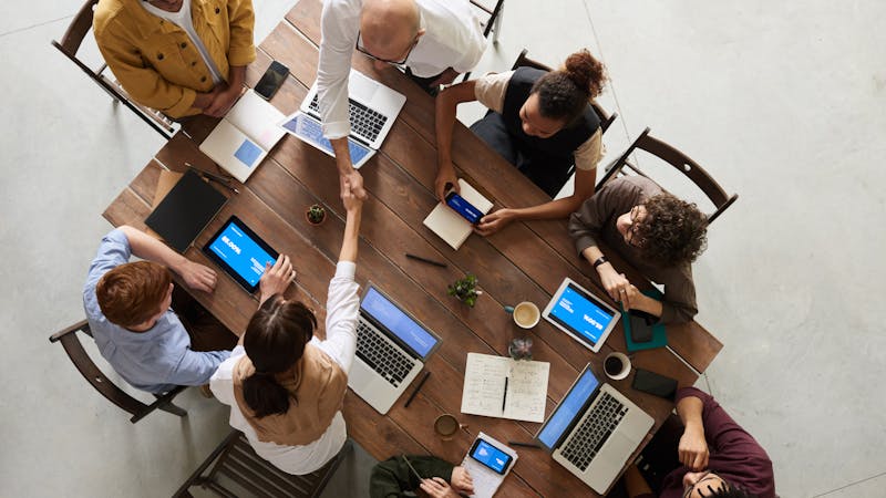 Team beim Handschlag als Sinnbild für erfolgreiche Leadgenerierung