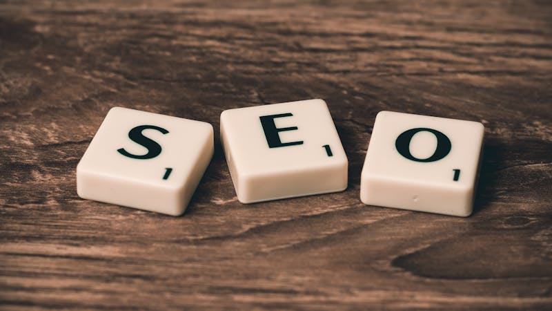 SEO-Schriftzug als Symbol für B2B-Suchmaschinenoptimierung